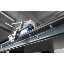 Anschlag auf 30 mm Linearführung, Messung über Sensor mit Magnetband