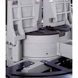 großer, gelagerter Drehtisch