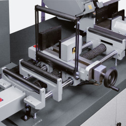 Materialzuführung mit Kugelumlaufspindel und Schrittmotor