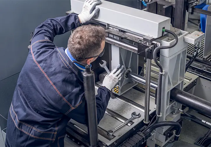 schneller Telefonsupport und kostengünstier Vor-Ort-Service für Ihre Maschine